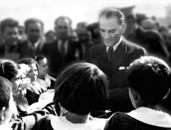 Atatürk çocuklarla aynı karede